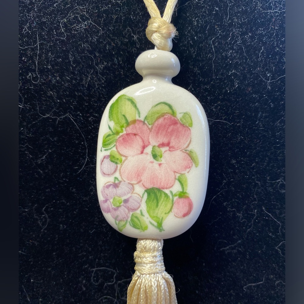 Avon hand painted floral pendant on cream colored cord - Picture 2 of 7